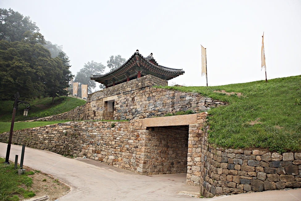 공주산성,성,성곽,길,둘레길,숲,숲길,안개,돌담,담,여름,자연,풍경,흙담,식물,유네스코등제