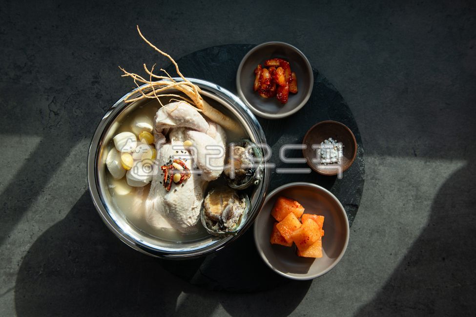 삼계탕,영양탕,몸보신,복날,인삼,닭,깍두기,소금,테이블,음식,식사,food,푸드