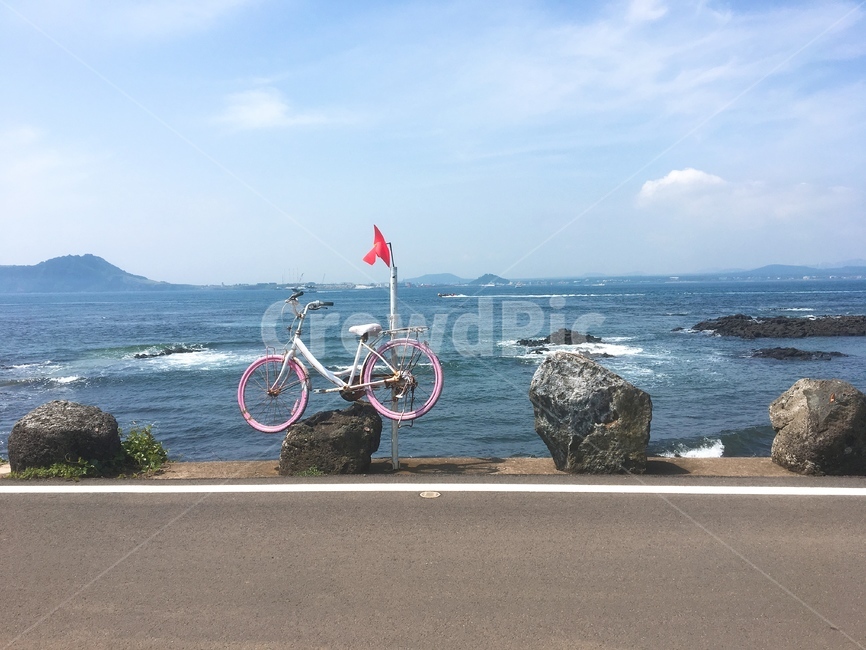 바퀴,bicycle,자전거,bike,해안,해안가,바다앞,바다,사진명소,풍경,배경,고요한,돌,바위,제주도,제주,포토존