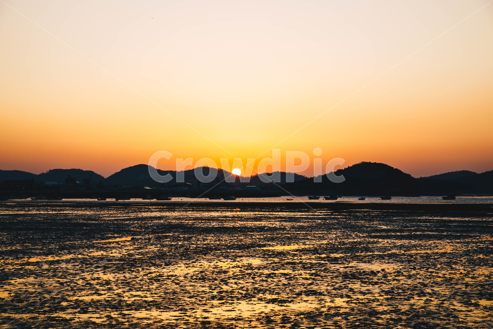 탄도항,서해안,일몰,낙조,감성,감성사진,풍력발전기,붉은노을,갯벌,뻘,자연,풍경,sea,sensible,feeling,사물,물건,오브젝트,thing,object,matter,서해,바다,서해바다,썰물,일출,자연,풍경,nature,landscape,한국자연풍경,한국자연경관,korea nature landscape,해변,바다,beach,sea,outdoors,옥외,sunlight,햇빛,sky,하늘,sunset,dawn,새벽,red sky,붉은 하늘,dusk,황혼
