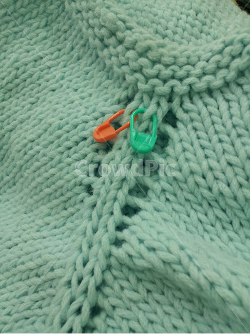 knitting,편물,rug,깔개,스웨터,뜨개질,취미,솜씨,hobby,sweater,함께,둘이,together,포근함,따뜻함,warmness,클로즈업,배경이미지
