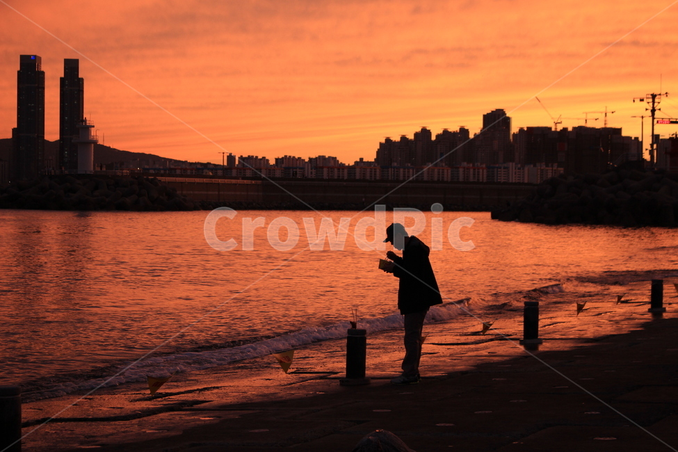 노인,노을,땅거미,도심,고독,수변공원,twilight,sundown,부산,혼밥,컵라면,loneliness,oldman,도시,풍경,city,landscape,사람,인물,인간,human,person,남성,남자,man,male,photographer,사진 작가