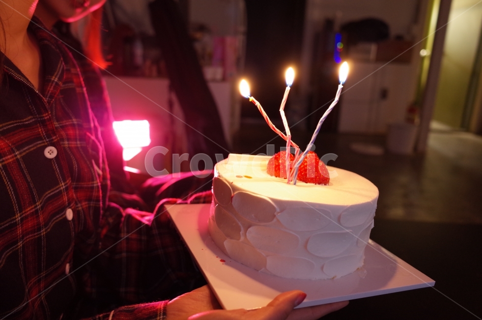 일상,생일,생일파티,케이크,촛불,파티,친구,딸기,딸기케이크,birthday,birthdayparty,cake,party,strawberry,strawberrycake,friend,기념일,축하,anniversary,congratulation,celebrate,celebration,음식,식재료,요리,food,cook,meal,dishes,food reserves,빵,bread,디저트,간식,후식,dessert,snack