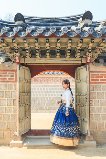 한복,경복궁,전통,여성,여인,여자,아름다운,궁,궁전,궁궐,고궁,의상,복장,고운,자태,규수,처녀,낭자,아씨,산책,나들이,문,대문,출입문,출입,햇빛,열린,의복,기와,지붕,한국전통,한국문화,korean traditional,korean culture,한복,한국전통의상,hanbok,korean traditional clothes,랜드마크,landmark,tourist attraction,한국랜드마크,한국관광지,한국명소,korea landmark,korea tourist attraction,사람,인물,인간,human,person,여성,여자,woman,female,lady,건축물,건물외관,exterior,building,structure,architecture,construction