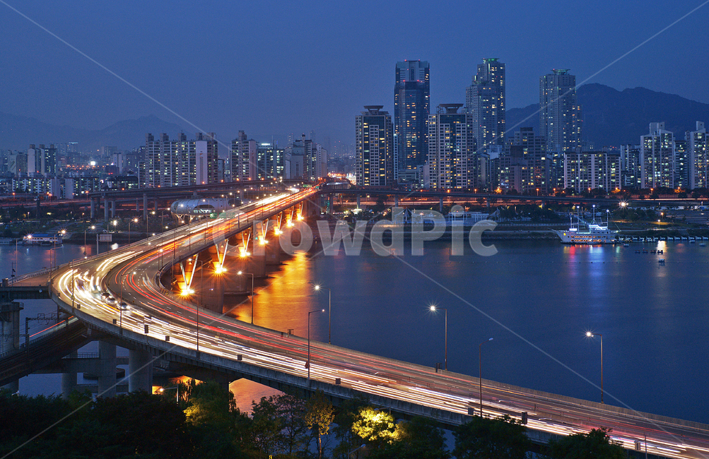 doubledecker bridge,night view,Han River Bridge,reflection,light,Cheongdam Bridge,fire,downtown,apartment,building,Han River