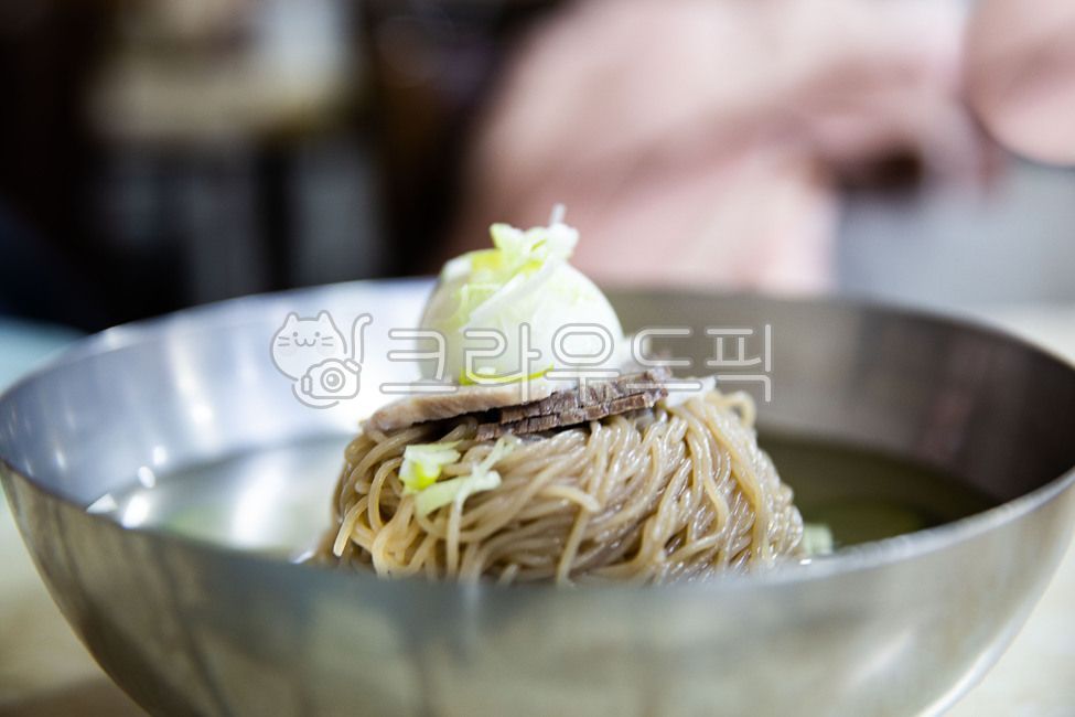 메밀국수,사리,소고기,삶은달걀,육수,담백한맛,평양냉면,한국전통음식,soba,sari,beef,boiledegg,stock,lighttaste,pyongyangcoldnoodle,traditionalkoreanfood