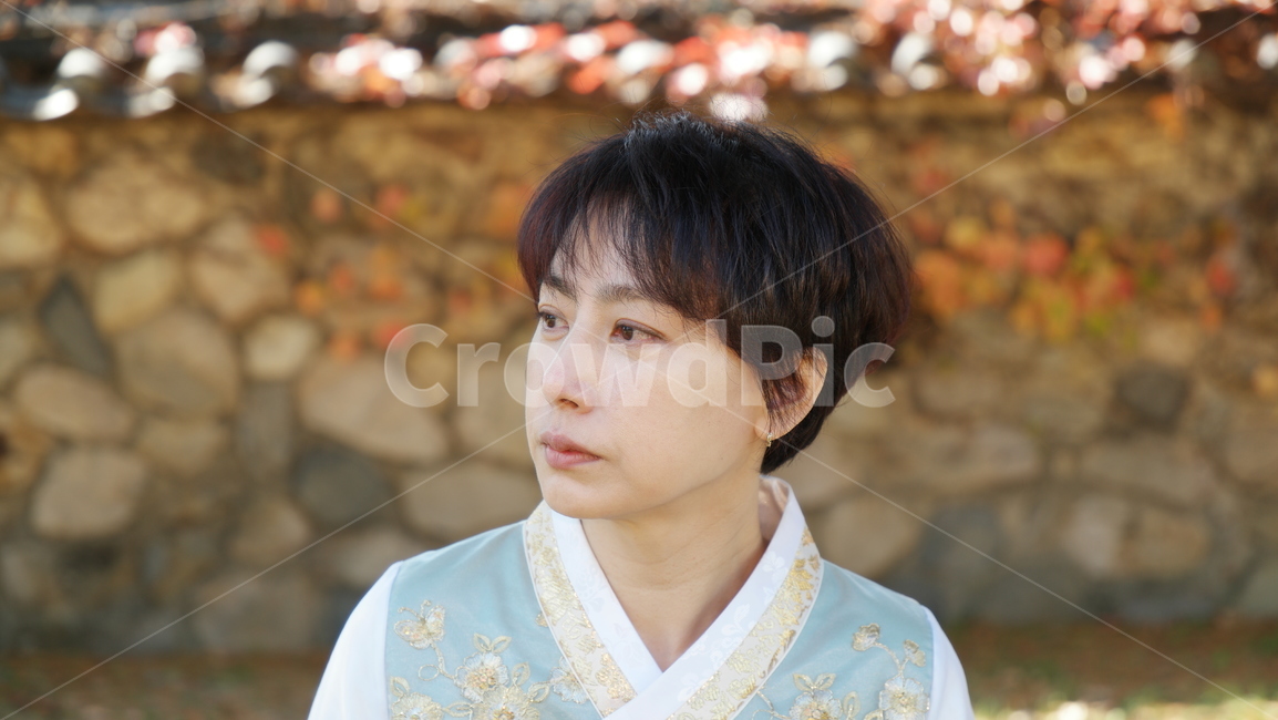 여자,여성,모델,거리,한복,패션,담벼락,단풍,단발머리,한복,한국전통의상,hanbok,korean traditional clothes,사람,인물,인간,human,person,여성,여자,woman,female,lady