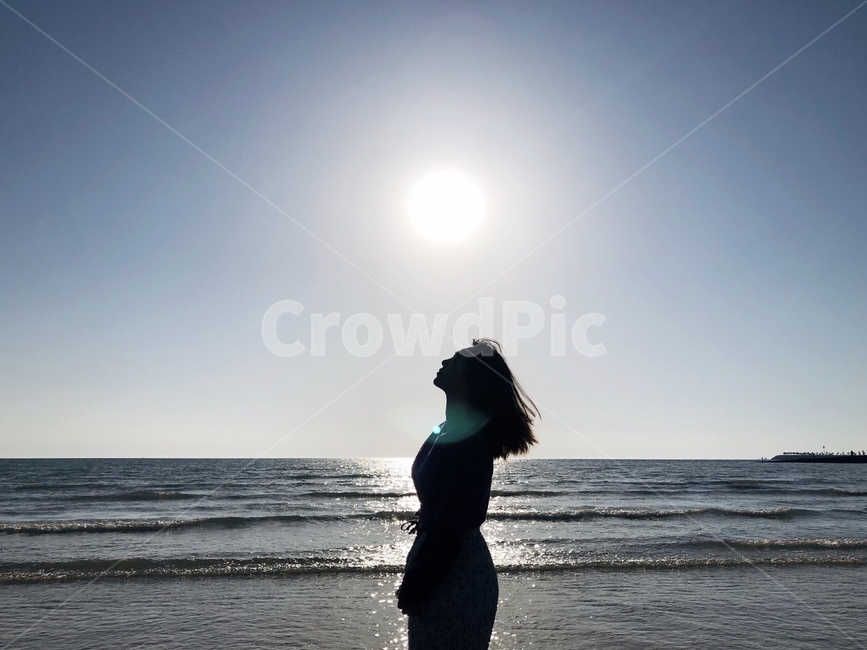 바다,노을,하늘,여자,역광,그림자,구름,sea,shadow,sunset,reverselight,인물,인물실루엣,사람실루엣,character silhouette,human silhouette,outdoors,옥외,nature,자연,ocean,대양,water,물,shoreline,해안선,coast,연안,beach,바닷가