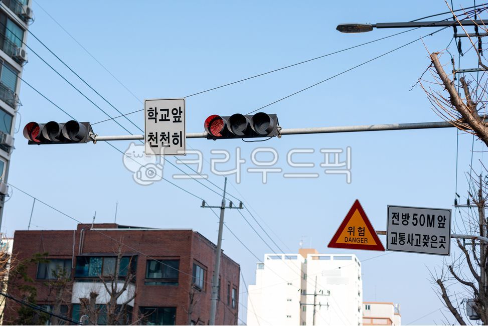 traffic light in front of school,Slowly in front of school,traffic signal,sign,red light,stop sign,Traffic Light,signal