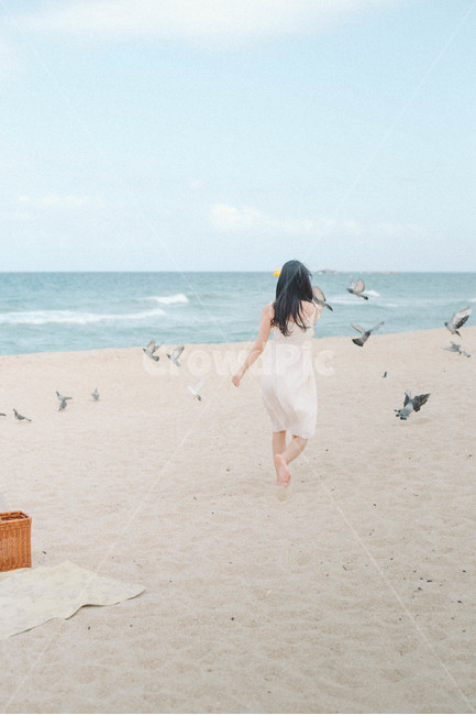 바다,해변,beach,모래사장,sandybeach,바구니,돗자리,모래,파도,하늘,구름,sky,cloud,sandy,뒷모습,긴머리,longhair,새,비둘기,birds,wave,원피스,여행,사색,healing,힐링,해변,바다,beach,sea,사람,인물,인간,human,person,신체일부,몸,body,여성,여자,woman,female,lady,여행,휴가,traveling,vacation,trip,여름,계절,summer,season,animal,동물,bird