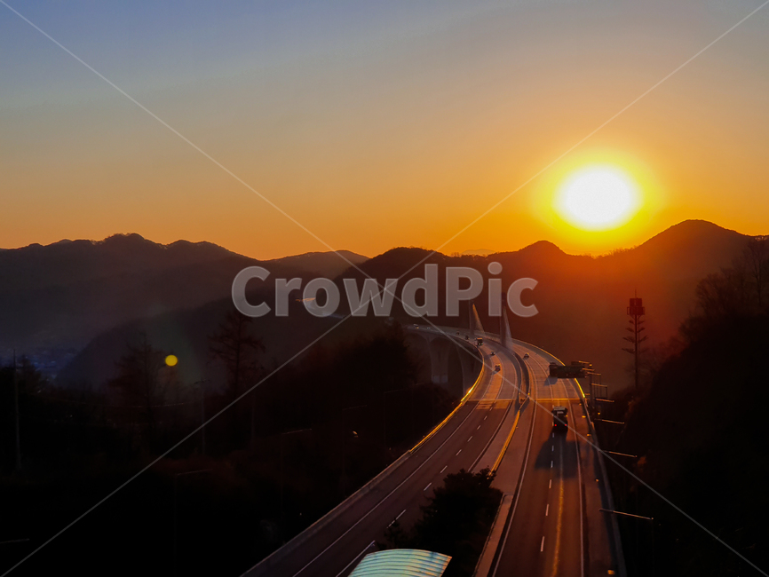 road,도로,freeway,고속도로,highway,일출,산맥,하늘,새벽,풍경,태양,붉은빛,빛,야로대교,대교,감성사진