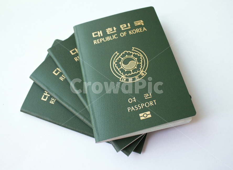 passport,id,business,card,citizen,emigration,identification,identity,international,korea,pass,republicofkorea,security,신분증,여권,한국여권,대한민국여권,사물,물건,한국,대한민국,다수,여러개,여행,표지,겉면,비지니스,녹색,그린,초록색,흰배경