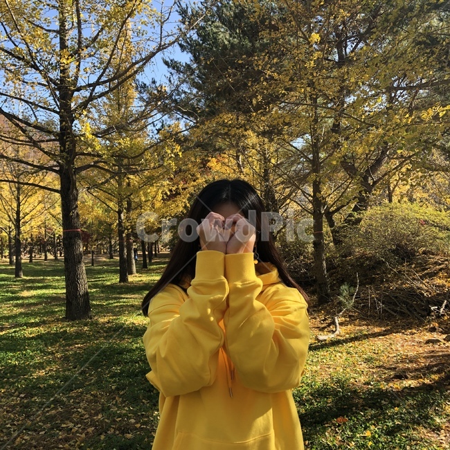 apparel,의복,clothing,의류,coat,코트,노랑,후드티,하트,수줍,여자,사람,인물,감성,은행,가을,숲,여성,여자,woman,female,lady