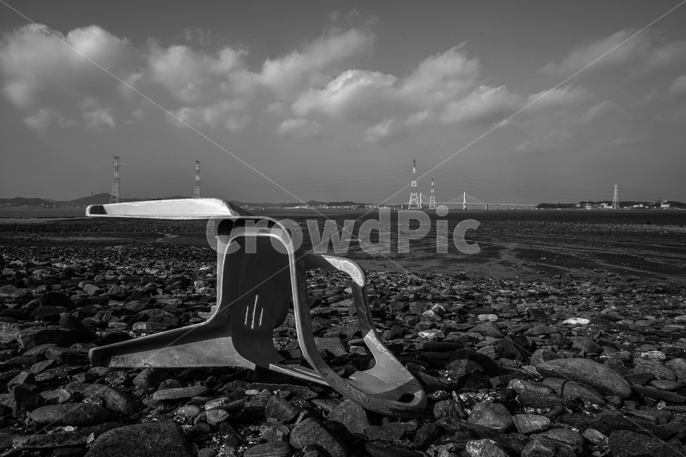 바다,폐기물,쓰레기,오염,환경,하늘,구름,자연,풍경,nature,landscape,해변,바다,beach,sea,흑백,모노톤,monochrome,black and white,사물,물건,오브젝트,thing,object,matter,ground,바닥
