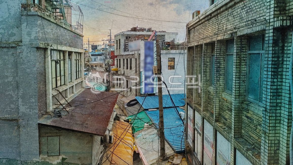 sensiblity,memory,city,Memory,reminisce,building,peeling,Emotion,alley,redevelopment,roof,old,emotional,retro,rusty,feeling,retro city,outskirts,vintage,background,telephone pole