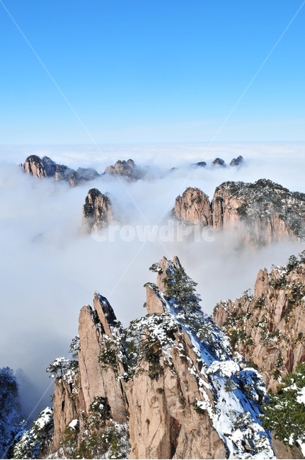 nature,자연,weather,날씨,outdoors,옥외,mountain,산,mountainrange,산맥,ice,빙,peak,피크,중국,황산,중국황산,황산설경,운해,설산,설경,바위산,절벽,중국비경,상고대,경치,경관,풍경,비경,명산,정상,골짜기,기암,기암괴석