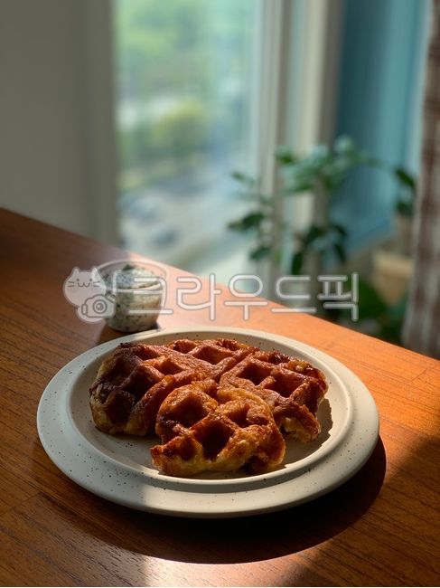 간식,크롤플,원목테이블,테이블,점심,후식,커피,커피잔,접시,와플,coffee,brunch,waffle,브런치,음식,식재료,요리,food,cook,meal,dishes,food reserves,디저트,간식,후식,dessert,snack
