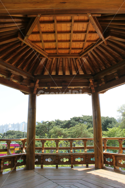 한국,전통,정자,휴식,천정,천장,나무기둥,우드,갈색,브라운,난간,나뭇결,텍스춰,건축,대한민국,바닥,나무바닥,공원,자연,패턴,마루바닥,마루,숲,나무,그린,녹색,초록색,한국전통,한국문화,korean traditional,korean culture,건축물,건물외관,exterior,building,structure,architecture,construction