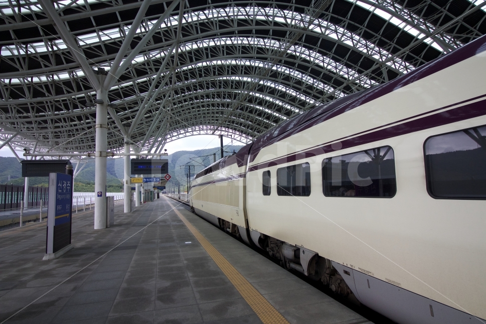 신경주역,기차역,고속철도,여행,기차여행,산업,industry,industrial,교통,교통수단,traffic,transportation,train,기차,vehicle,차량,rail,레일,train track,기찻길,railway,철도,train station