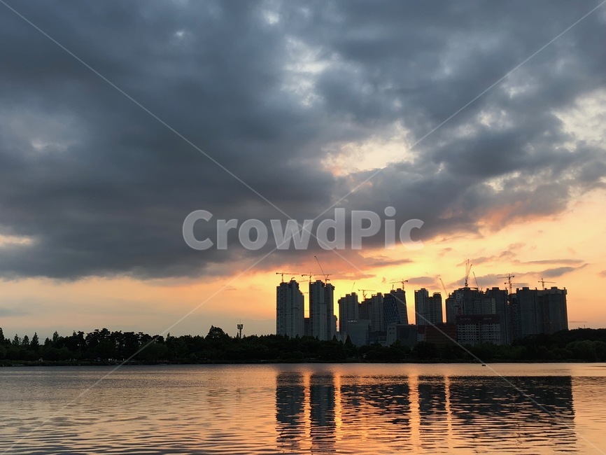 노을,강가,풍경,하늘,아파트,그림자,실루엣,호수,공원,도시,풍경,city,landscape,nature,자연,outdoors,옥외,dusk,황혼,dawn,새벽,red sky,붉은 하늘,sky,sunset,일몰