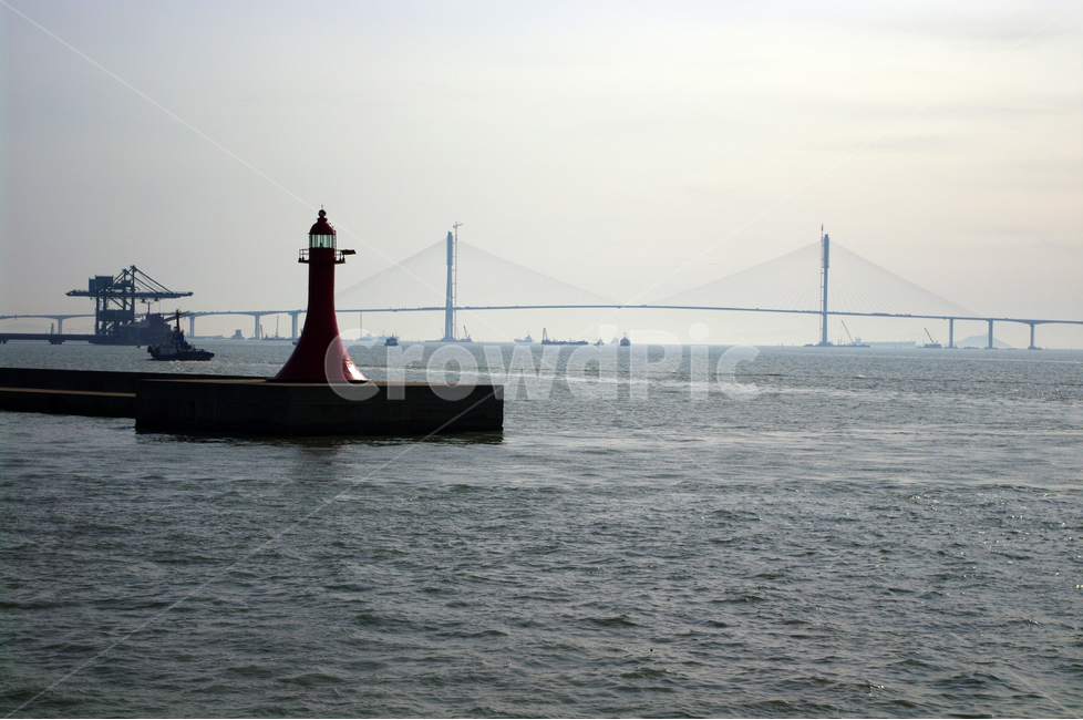 바다,등대,물결,빛,하늘,구름,외로움,고독,기다림,등대,lighthouse