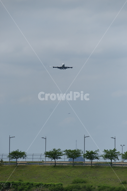 공항,이륙,착륙,가로등,나무,잔디,하늘,구름,흐림,인천공항,비행기,교통,교통수단,traffic,transportation