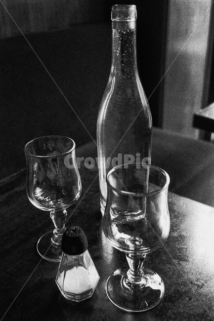 흑백사진,소금,테이블,물병,물컵,유리잔,식당,프랑스,파리,france,paris,restaurant,salt,glass,water,흑백,모노톤,monochrome,black and white,사물,물건,오브젝트,thing,object,matter