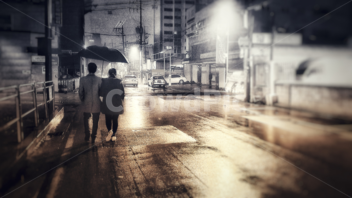 비오는날,우산,데이트,비,밤,날씨,연인,사람,인간,커플,사랑,가로등,rain,human,person,lover,couple,아스팔트,코트,coat
