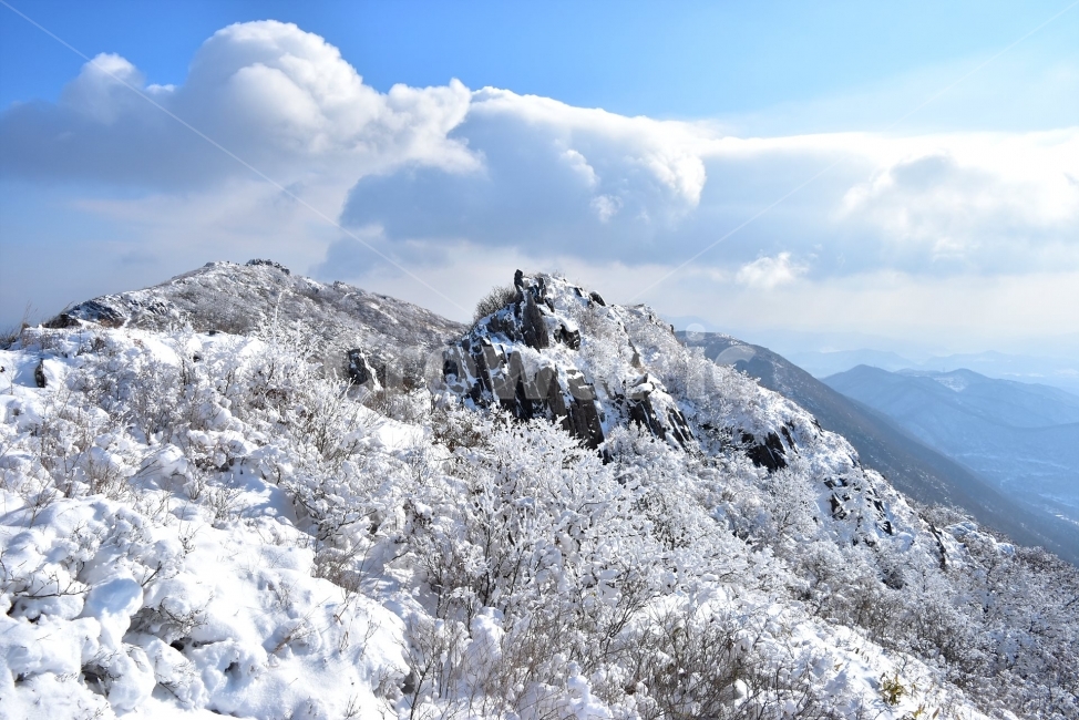 무등산,국립공원,풍경,힐링,산행,설경,상고대,서리꽃,서석대,입석대,안양산,백마능선,장불재,증심사,중봉,중머리재,천왕봉,지왕봉,Korea,National,Park,눈풍경,등산,주상절리,판타스틱,겨울왕국,겨울,지질공원,인왕봉,천지인,설국,2018년,1월,눈꽃,파란하늘,트레킹,winter,landscape,감성,아름다운,황홀한,장관,비경,선경,최고,사진,겨울,계절,winter,season,자연,풍경,nature,landscape,한국자연풍경,한국자연경관,korea nature landscape,outdoors,옥외,mountain,산,mountain range,산맥,ice,얼음,peak,피크