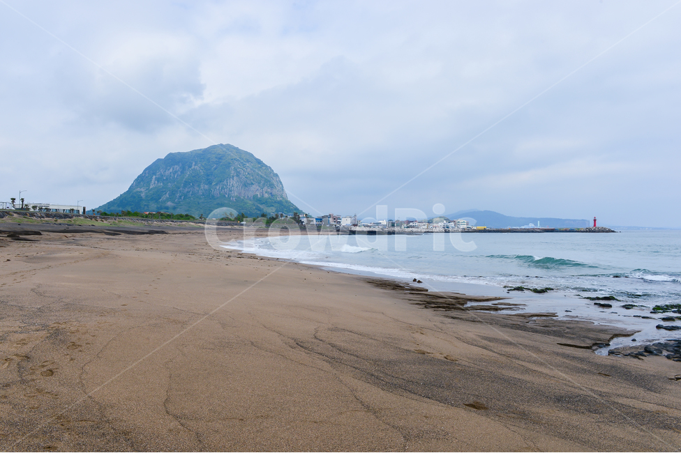 제주도,산방산,구름,흐림,경치,풍경,하늘,자연,바다,해변,파도,모래,대한민국,자연,풍경,nature,landscape,한국자연풍경,한국자연경관,korea nature landscape,해변,바다,beach,sea,제주도,jeju,jeju island,land,땅,outdoors,옥외,water,물,shoreline,해안선,ocean,대양