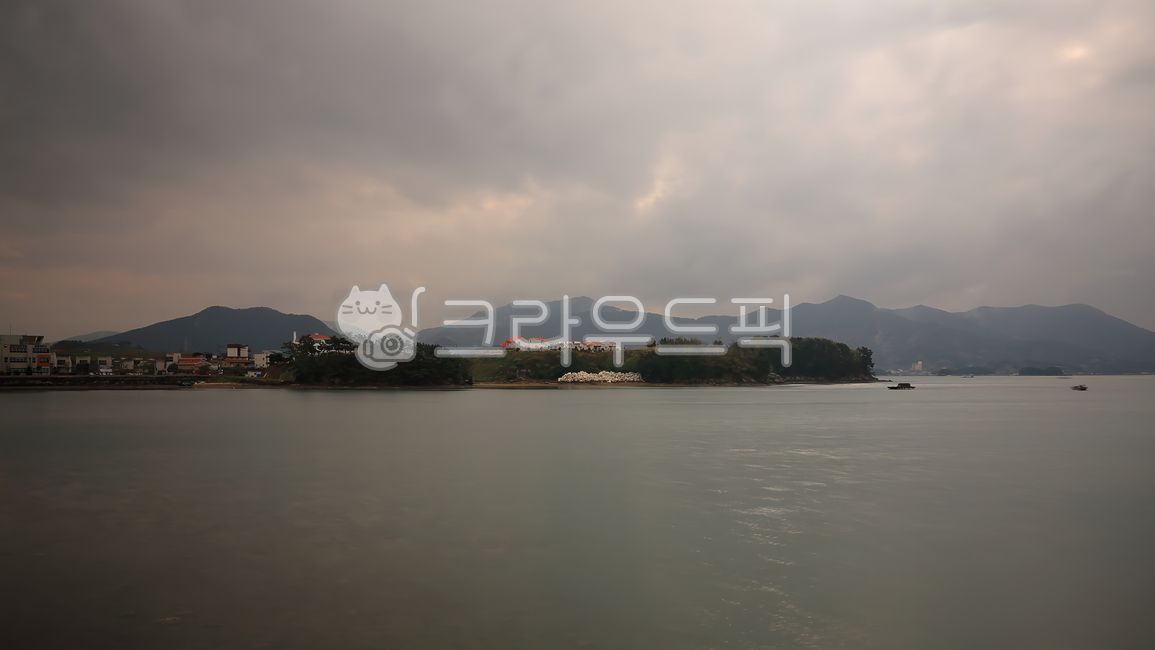 땟목,붉은바다,아침바다,바다일출,장타임,일출,남해바다,흐린,구름,sunrise,해돋이,해안,coast,해안선,island,섬,sea,바다,자연,nature,야외,outdoors