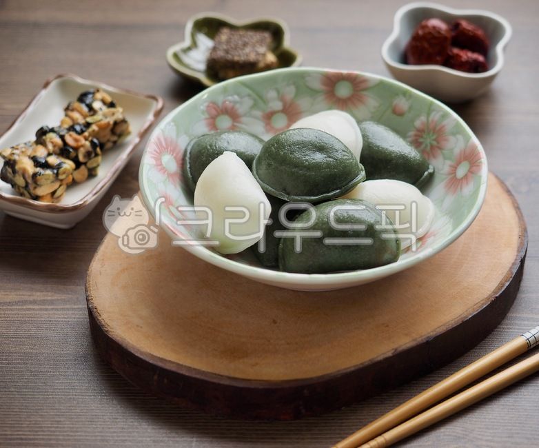wellnessfood,asianfood,koreanculture,Thanksgiving,traditional culture,songpyeon,wellbeing,Wellbeing food,Asian food,traditionalfood,Lunar New Year food,new year,holiday food,koreantraditionalfood,korea,Chuseok Photo Contest,dish,background,rice cake,tradi