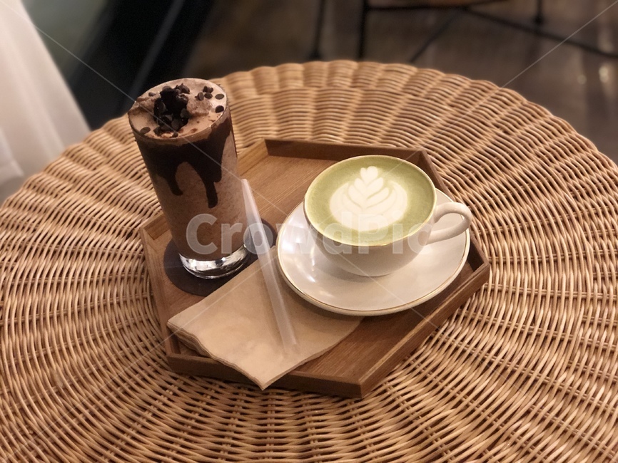 카페,빵,커피,생크림,휴식,쉬는시간,여유,cup,컵,coffeecup,커피컵,pottery,도기류,saucer,받침접시,커피,카페,coffee,cafe