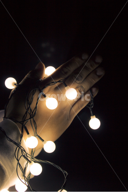 기도,손,불빛,소원,전구,사람,인물,인간,human,person,신체일부,몸,body,감성,sensible,feeling