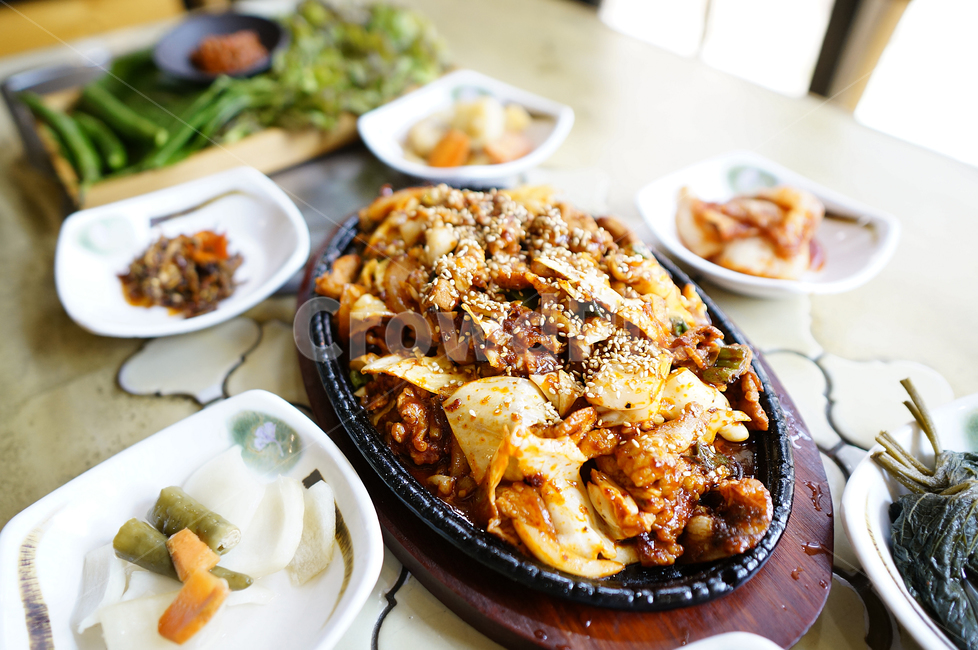 제육쌈밥,상차림,점심메뉴,돼지고기,food,음식,meal,식사,dish,요리,음식,식재료,요리,food,cook,meal,dishes,food reserves,육류,고기,meat