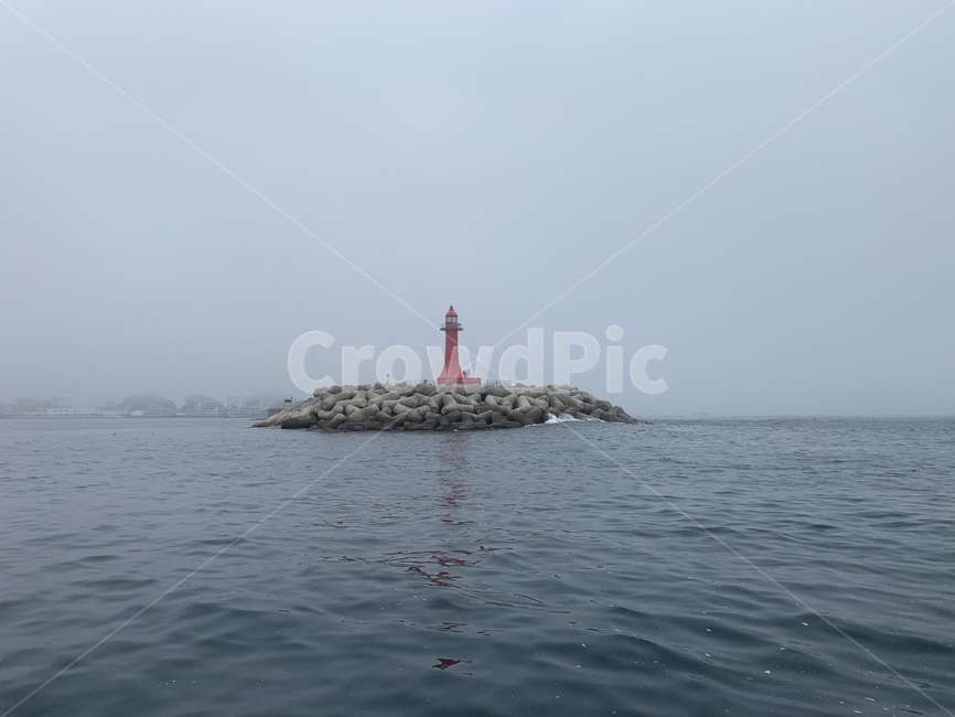 등대,자연,물,해안선,ocean,바다,등대,lighthouse,nature,outdoors,옥외,land,땅,water,shoreline,대양,sea