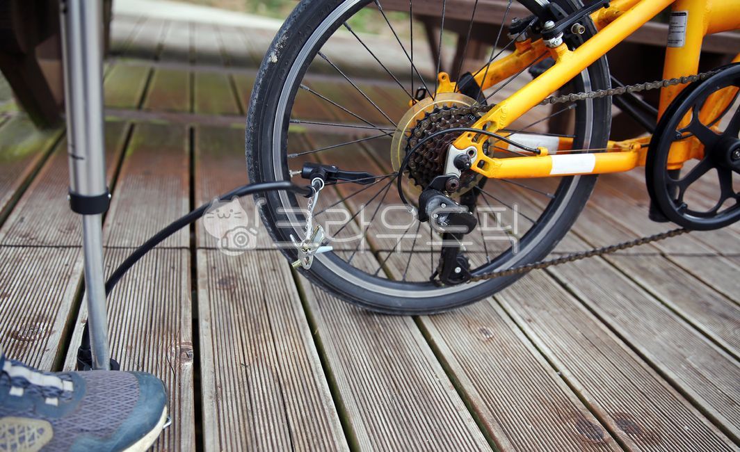 사이클링,타이어,자전거,교통수단,남자,바퀴,체인,실외,어른,스포츠,클로즈업,튜브,사람,수리,라이프스타일,wheel,machine,spoke,살,bicycle,vehicle,bike,공기,바람,공기주입,펌프,자전거수리,자전거정비,정비,정비사