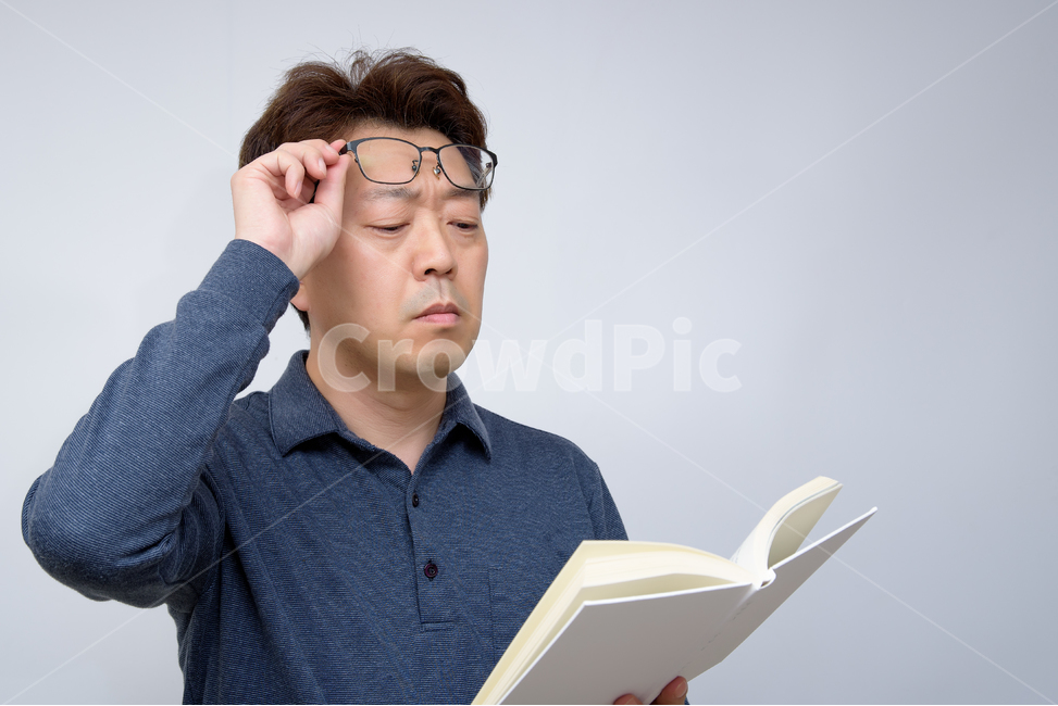 남자,남성,아빠,1명,한국인,일본인,중국인,아시아인,중장년,중년,하얀배경,실내,안경,시력,노안,난시,근시,노화,50대,상반신,표정,눈,40대,돋보기,1인,피곤,피로,눈건강,건강,보건,의료,초점,핀트,책,독서,서적,신체,여백,카피스페이스,사람,인물,인간,human,person,남성,남자,man,male