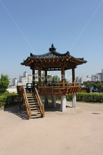정자,한국,전통,기와,난간,계단,공원,정원,봄,지붕,나무,기둥,건축,갈색,브라운,하늘,자연,빈,비어있는,전통적인,실외,야외,천장,휴식,나무기둥,돌기둥,조경,도시,도심,서울,대한민국,나무계단,한국전통,한국문화,korean traditional,korean culture,건축물,건물외관,exterior,building,structure,architecture,construction