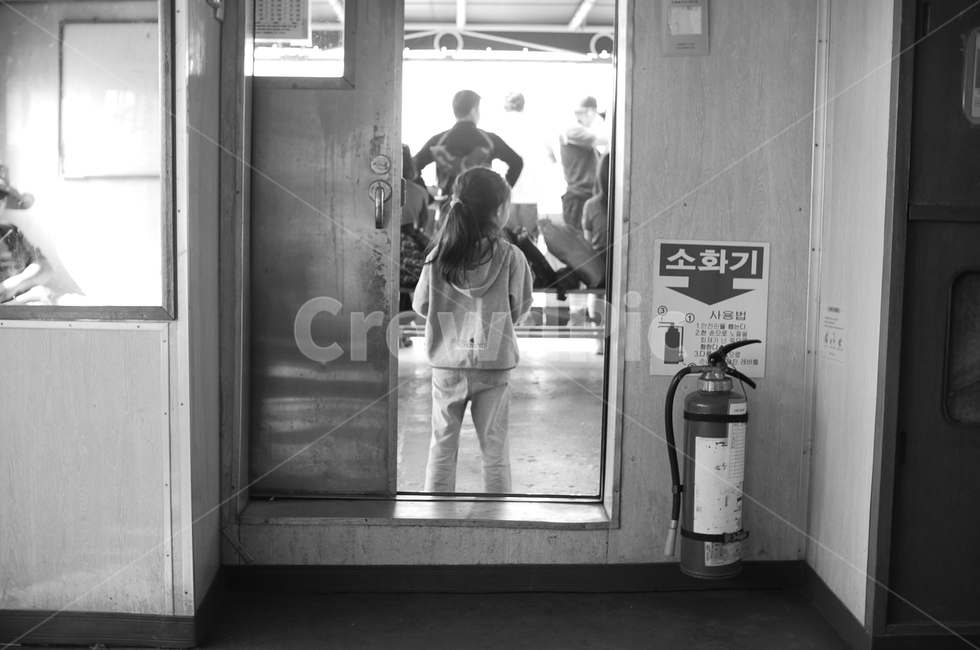 배,사람,아이,human,소화기,흑백,모노톤,monochrome,black and white