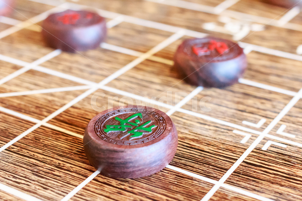 장기,체스,차이니즈체스,장기알,장기판,목재,나무,질감,중국,동양,아시아,조각,탁자,테이블,놀이,오락,게임,전통놀이,전통,문화,민속,승부,전략,나무토막,한자,글씨,한문,진법,나무판,전쟁,직사강형,전술,두뇌싸움,문자