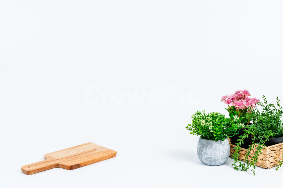 꽃,주방용품,인테리어,장식,소품,실내,화초,식물,꽃병,화분,바구니,손잡이,녹색,회색,배경,공간,카피스페이스,깨끗한,꽃잎,잎사귀,노란색,신선한,도마,분홍색,흰색,넝쿨,나무,목재,식물,자연,plants,nature,꽃,flower,실내용화초,화분,화초,house plant,사물,물건,오브젝트,thing,object,matter,연출,컨셉,콘셉,direction,concept