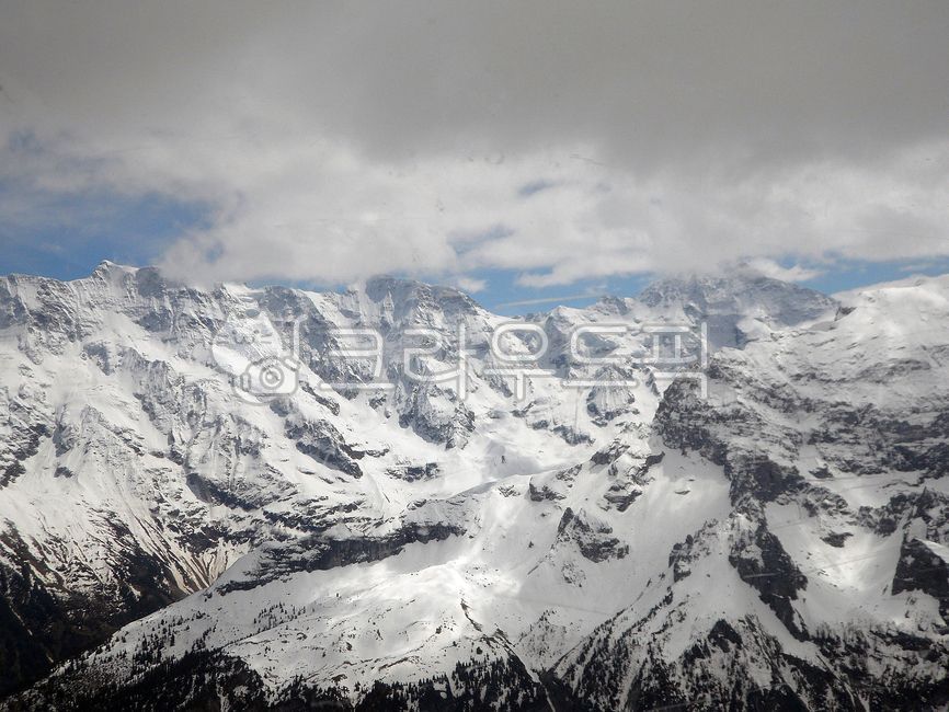 스위스,쉴트호른,해외풍경,겨울배경,눈,산,겨울,자연,경사,빙하,산맥,하늘,언덕,골짜기,산악지형,옥외,야외,높은,피크,능선,정상,구름,세계자연풍경,해외자연풍경,외국자연풍경,switzerland,schilthorn,overseaslandscape,winterbackground,snow,mountain,winter,nature,slope,glacier,mountainrange,sky,hill,valley,mountainouslandforms,outdoors,high,peak,ridge,summit,clouds,겨울,계절,winter,season