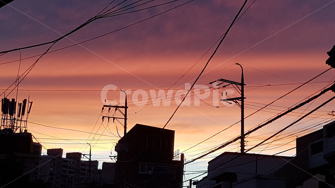 노을,저녁하늘,주택,전기줄,구름,골목,황혼,sunset,houses,trees,clouds,eveningsky,electricwires,light,도시,풍경,city,landscape,실루엣,그림자,silhouette,shadow,cable,케이블,power lines,전력선,electric transmission tower,송전탑