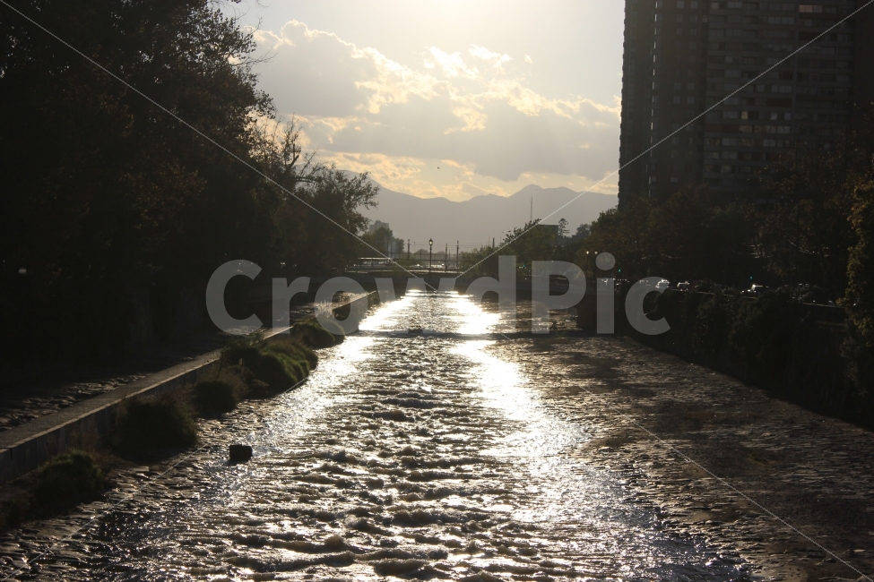 강,River,Santiago,칠레,여행,해외여행,남미,해질녘,도시,풍경,city,landscape,해외,외국,세계,foreign,oversea,world,water,물,outdoors,옥외,ditch,도랑