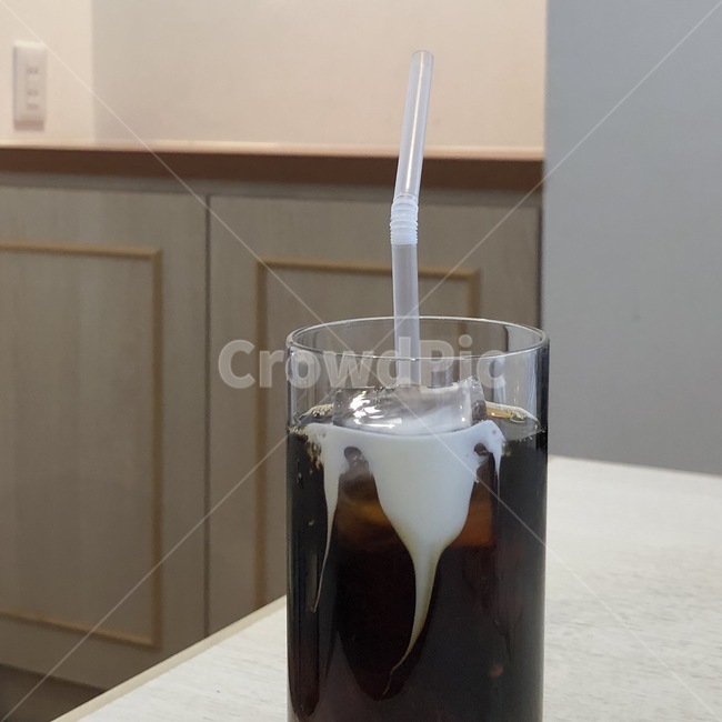 카페,커피,유리잔,유리잔커피,유리잔음료,빨대,음료