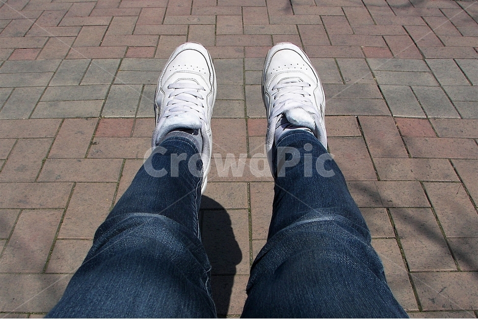 신발,운동화,흰색,청바지,블록,무릎,다리,shoes,leg,white,신발끈,휴식,앉음,편안,쉼,사람,인물,인간,human,person,신체일부,몸,body