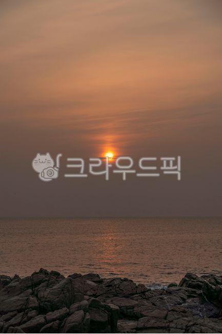 일출,동해일출,영덕일출,여명,한국자연풍경,한국자연경관,해돋이,석양,노을,태양,새해,새해일출,바다,동해바다,붉은,아침,하늘,해변,해안가,새벽,붉은하늘,붉은노을,자연,풍경,옥외,햇빛,겨울바다,계절,겨울아침