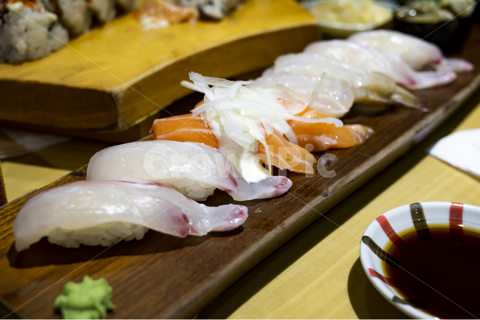 초밥,회,스시,나무도마,일식집,일본,음식,연어,광어,새우,간장,맛집,생,날것의,일본음식,일식,한끼,맛있는,부드러운,모듬초밥,모둠초밥,음식,식재료,요리,food,cook,meal,dishes,food reserves,수산물,해산물,fishery products,seafood,일식,일본음식,일본요리,Japanese food,Japanese dishes,Japanese meal,Japanese cook