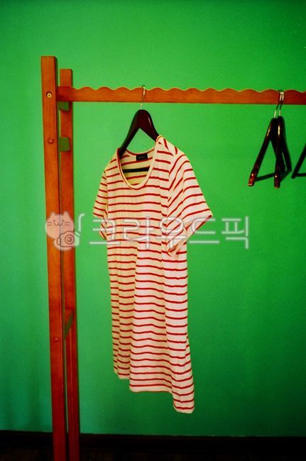 의류,초록,줄무늬,스트라이프,옷걸이,선명,여름옷,티셔츠,반팔상의,면티,감성,느낌,일상